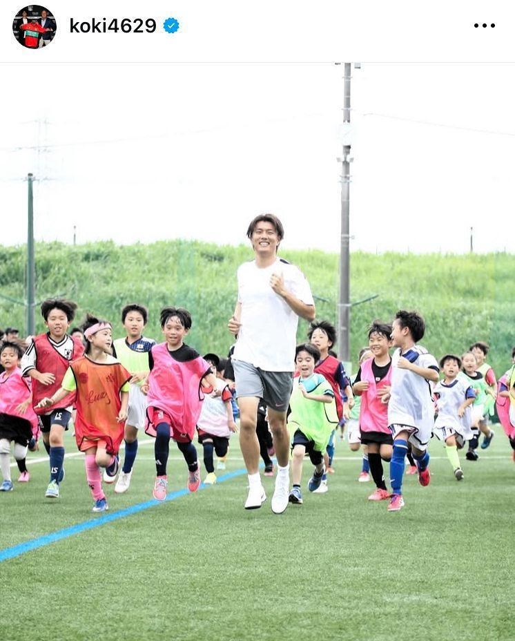 サッカー教室を開いた小川航基。インスタグラム＠ｋｏｋｉ４６２９（７月２０日付）より 