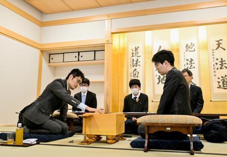 　新関西将棋会館のこけら落としとなる公式戦で対局する豊島将之九段（右）と稲葉陽八段＝３日午前、大阪府高槻市