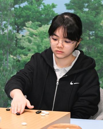 　韓国の第８回女流棋聖戦決勝３番勝負の第２局に挑む仲邑菫三段＝９日、ソウル（共同）