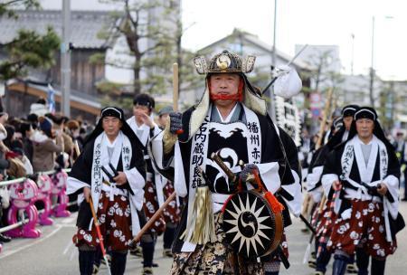 　「赤穂義士祭」で四十七士に扮した市民らと練り歩く大石内蔵助役を務めた俳優の内藤剛志さん（中央）＝１４日午後、兵庫県赤穂市