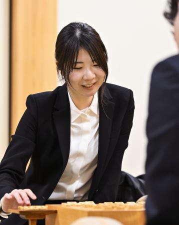 　プロ棋士編入試験５番勝負の第４局で勝利し、笑顔を見せる西山朋佳女流三冠＝１７日午後、大阪府高槻市の関西将棋会館