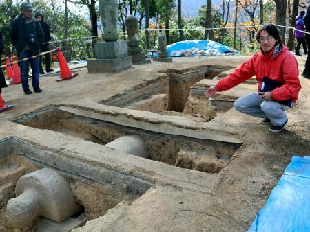 　１、２号石棺と同時埋葬されていたことが分かった３号石棺＝２２日、香川県丸亀市の快天山古墳