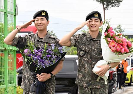 　１０日、韓国軍での兵役を終えたＢＴＳのＲＭさん（左）とＶさん＝韓国北東部春川（共同）