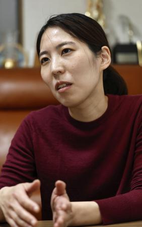 　インタビューに答える将棋の福間香奈女流六冠