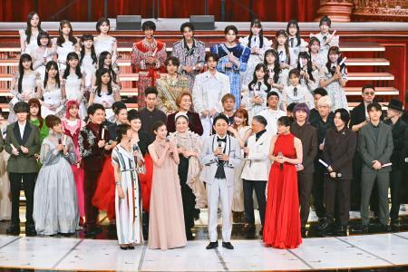 　第７６回ＮＨＫ紅白歌合戦のオープニング＝３１日夜、東京・渋谷のＮＨＫホール