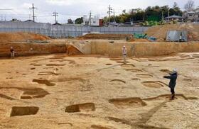 　長岡宮跡で見つかった大型掘っ立て柱建物跡の一部＝８日午後、京都府向日市