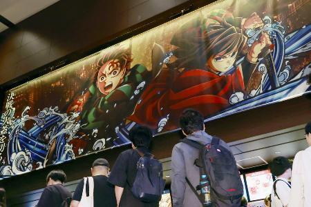 　映画「劇場版『鬼滅の刃』無限城編　第一章　猗窩座再来」を見に訪れた人たち＝昨年７月、東京都千代田区の「ＴＯＨＯシネマズ日比谷」