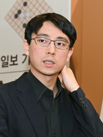 　第３０回ＬＧ杯決勝３番勝負の第２局で韓国の申旻ジュン九段に敗れ、記者団の取材に応じる一力遼五冠＝１４日、ソウル（共同）