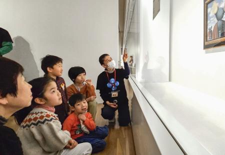 　大阪中之島美術館で、対話型鑑賞に参加した子どもたち＝７日、大阪市北区