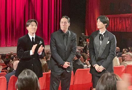 　ベルリン国際映画祭でアニメ「花緑青が明ける日に」の公式上映後、拍手に応える（左から）入野自由さん、四宮義俊監督、萩原利久さん＝１８日、ベルリン（共同）