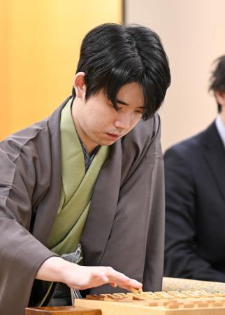 　将棋の第５１期棋王戦コナミグループ杯５番勝負第２局で、増田康宏八段と対局する藤井聡太棋王＝２１日午前、金沢市
