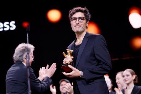 　第７６回ベルリン国際映画祭で金熊賞を受賞したイルケル・チャタク監督＝２１日、ベルリン（ロイター＝共同）