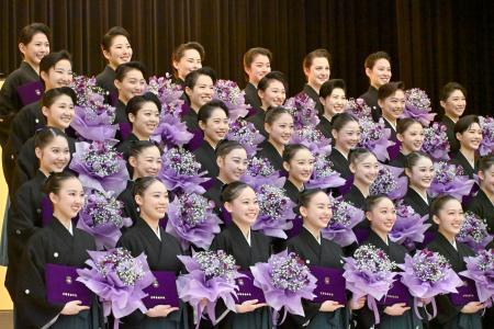 　卒業式後、記念写真に納まる宝塚音楽学校の第１１２期生＝２日午前、兵庫県宝塚市