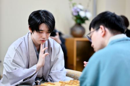 　将棋の第７５期王将戦７番勝負第５局で永瀬拓矢九段（右）を破り、対局を振り返る藤井聡太王将＝９日午後、栃木県大田原市
