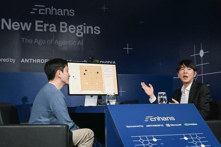 　ソウルで開かれたイベントで話す韓国人棋士の李世ドル九段（右）＝９日（共同）