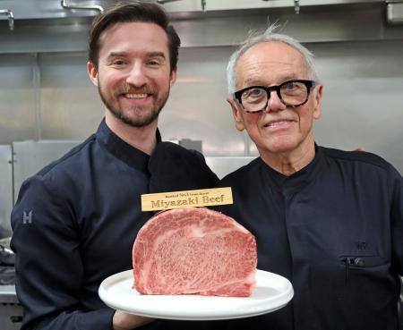 　宮崎牛を持つシェフのウルフギャング・パックさん（右）と息子のバイロンさん＝１２日、米ロサンゼルス（共同）