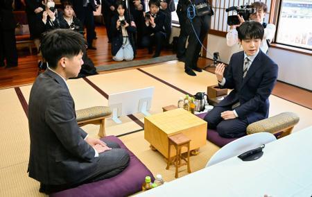 　将棋の第５１期棋王戦コナミグループ杯第４局の検分を行う藤井聡太棋王（右）と増田康宏八段＝１４日午後、栃木県日光市