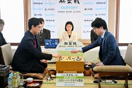 　囲碁の第５０期棋聖戦７番勝負の第６局を終え、対局を振り返る一力遼棋聖（左）と芝野虎丸十段＝２０日午後、千葉県勝浦市