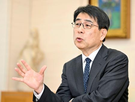 　インタビューに答えるＮＨＫの井上樹彦会長