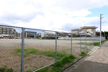 　文化庁が新設を目指す国立「文化財修理センター」の建設地とする方針を固めた京都府警宿舎跡地＝２６日午後、京都市上京区