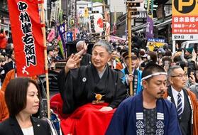 　「四国こんぴら歌舞伎大芝居」の開幕を前に「お練り」で顔見せする中村雀右衛門さん＝９日午後、香川県琴平町