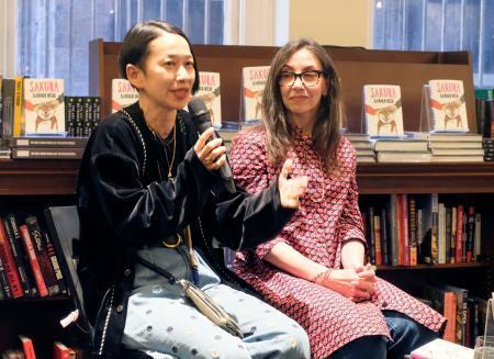 　初の英訳本の出版を記念するトークイベントで、自作について語る西加奈子さん。右は翻訳者のアリソン・パウエルさん＝９日、米ニューヨーク（共同）