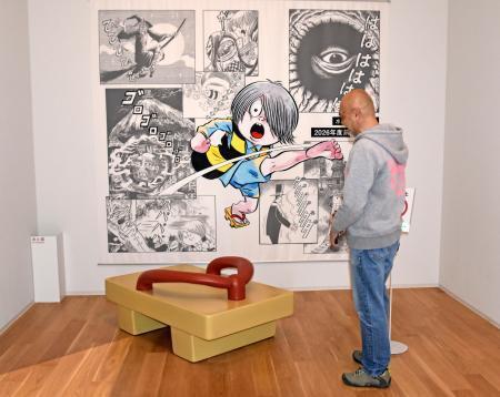 　水木しげる記念館で始まった企画展「たたかう鬼太郎」＝１１日午前、鳥取県境港市