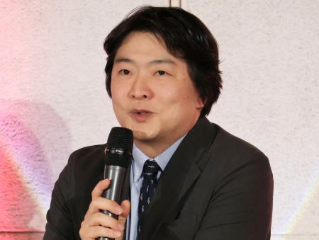 　２２日、ベルリン・ドイツ交響楽団の首席指揮者兼芸術監督就任を前に記者会見する山田和樹さん＝ベルリン（共同）