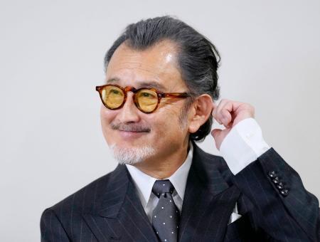 　紫綬褒章の受章が決まり、喜びを語る俳優の吉田鋼太郎さん＝さいたま市