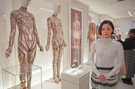 　「コスチューム・アート展」で、自らの作品（左２点）のそばに立つ廣川玉枝さん＝４日、米ニューヨークのメトロポリタン美術館（共同）