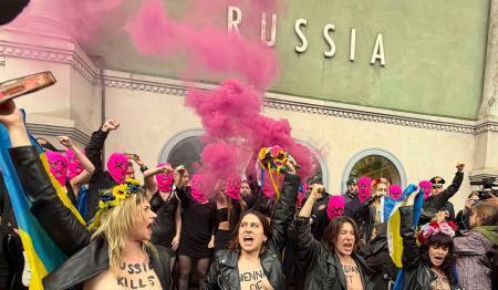 　ロシア館前で抗議活動を行うアーティスト集団「プッシー・ライオット」のメンバー＝６日、イタリア・ベネチア（共同）
