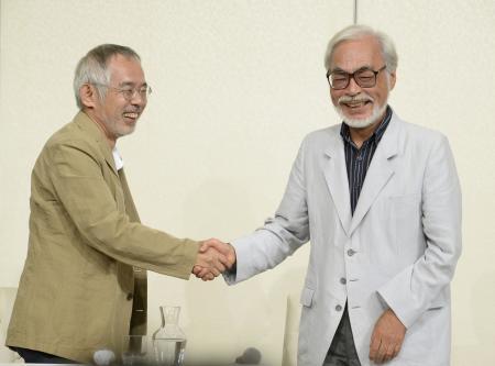 　スタジオジブリの鈴木敏夫プロデューサー（左）と宮崎駿監督＝２０１３年９月、東京都内