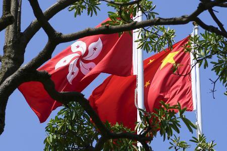 　香港の旗（左）と中国国旗