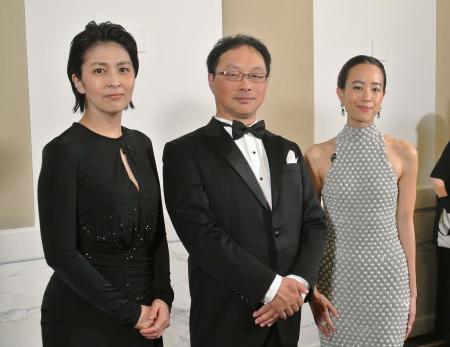 　カンヌ国際映画祭で「ナギダイアリー」の公式上映後、報道陣の取材に応じる（左から）松たか子さん、深田晃司監督、石橋静河さん＝１３日、フランス・カンヌ（共同）