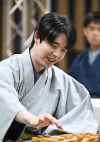 　将棋の第８４期名人戦７番勝負第４局で糸谷哲郎九段を破り、４連覇を果たした藤井聡太名人＝１７日午後、大阪府高槻市