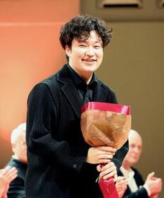 　エリザベート王妃国際音楽コンクールで５位に入賞し、観客の喝采に応える北村陽さん＝３１日、ブリュッセル（共同）