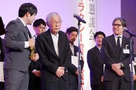 　第６３回ギャラクシー賞のテレビ部門で大賞を受賞した「八月の声を運ぶ男」の関係者ら＝１日午後、東京都内