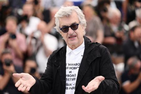 　フランスのカンヌ国際映画祭で写真撮影に応じるビム・ベンダースさん＝５月（ゲッティ＝共同）