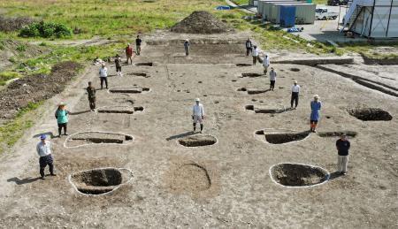 　滋賀県野洲市の中畑・古里遺跡で見つかった、弥生時代中期末から後期初頭の大型掘っ立て柱建物跡＝５月