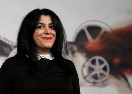 　イタリア・ローマで開かれた映画祭で写真撮影に応じるマルジャン・サトラピさん＝２０１２年１１月（ＡＰ＝共同）
