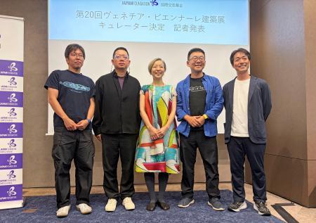 　第２０回ベネチア・ビエンナーレ国際建築展の日本館キュレーターに選ばれた建築家の金野千恵さん（中央）と出展作家ら＝１５日午後、東京都内