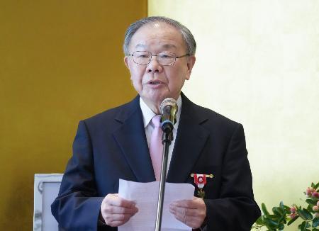 　勲章伝達式であいさつする張炳煌さん＝１６日、台北市（共同）
