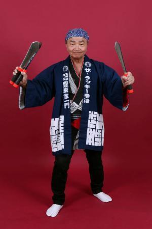 　曲芸師のラッキー幸治さん