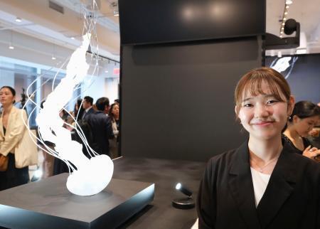 　「みずほアートコレクション」の第１号に選ばれたクラゲをモチーフにしたガラス作品と、制作した森恵海さん＝１７日、米ニューヨーク（共同）