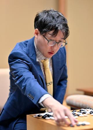 　囲碁の第５１期碁聖戦５番勝負の第３局で、佐田篤史七段を破った井山裕太碁聖＝２１日午後、東京都千代田区の日本棋院