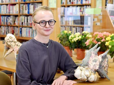 　美濃焼の技法を取り入れた作品を作ったイエリザベタ・ポートノバさん。右は作品の一つ＝５月、岐阜県多治見市