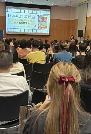 　東野圭吾さん原作の映画「ナミヤ雑貨店の奇蹟」の上映会に集まった中国人ファンら＝７月３１日、中国・上海市（共同）