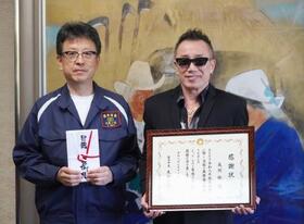 　熊本市の大西一史市長（左）を表敬訪問し、義援金として市に１千万円を寄付した歌手長渕剛さん＝１９日午前、熊本市役所