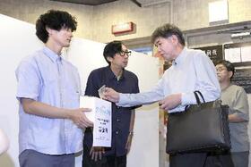 　短編映画「うつくしいひと」のチャリティー上映会後、寄付を呼びかける（左から）俳優の高良健吾さんと行定勲監督＝３０日午後、東京都新宿区のテアトル新宿