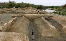 　京都市伏見区の桂川西岸の遺跡で見つかった、「中世淀城」の一画と考えられる堀の遺構＝４月（市埋蔵文化財研究所提供）